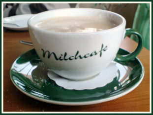 *milchkaffee im lindencafé*