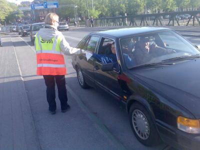 Cars queuing in Göteborg to hand in their income tax declaration (5 May 2008)