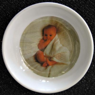 DAs ist er, einer meiner zwei neuen Teller! Ein dickes Baby auf einer Wolldecke ist draufgedruckt.