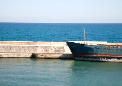 Ein Schiff im Hafen vor Bali Ein Schiff im Hafen vor Bali