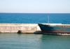 Ein Schiff im Hafen vor Bali