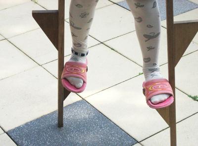 Natalie auf Stelzen mit Schmetterlingsstrumpfhose :)