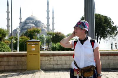 Verlorene Touristin vor der blauen Moschee