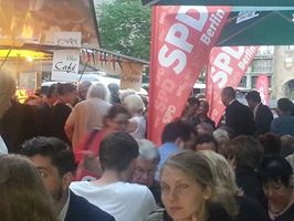 ie SPD Berlin feierte am Abend den 150.Geburtstag der Partei. Mehrere Tausend Genossinnen und Genossen waren in die Kalkscheune im Zentrum der Hauptstadt gekommen. Die Partei hatte Bier und Würstchen spendiert. (Foto: Ronald Lässig) 