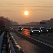 Abendsonne an der Autobahn im Winter