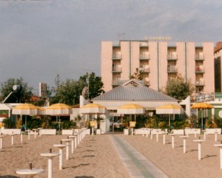 Strand, Bagno Denis und im Hintergrund Hotel S. Giorgio.
