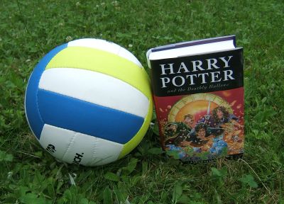 Volleyball und Buch auf der Wiese