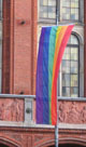 Regenbogenfahne gehisst am Roten Rathaus