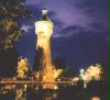 Der Heider Wasserturm bei Nacht