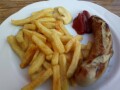 Bratwurst mit Pommes 