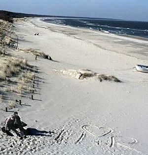 Strand von Trassenheide mit Schriftzug „H ♥ R“