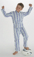 Kleiner Mann in Pyjamas