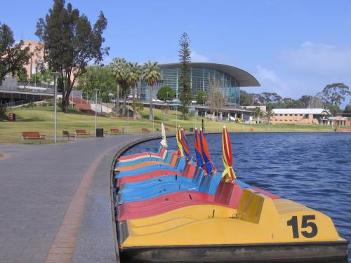 Adelaide - Torrens Lake und Convention Centre