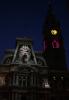 Blick auf den nächtlich illuminierten Rathausturm (City Hall) in Philadelphia.