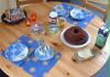 Pans und Panins Frühstückstisch inklusive dem royalen Schokoladenkuchen des Kleinen Königs