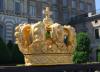 Schwedische Krone, die vor dem Stadtschloss der Königsfamilie, prangt.