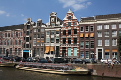 Eine von vielen hübschen Häuserzeilen in Amsterdam.