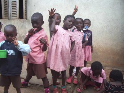 19_kleinen-vor-der-schule