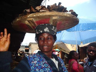 4_marktfrau-mit-fleisch