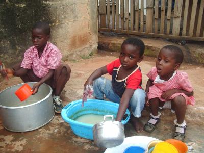 8-ellis-gina-chrystabel-geschirr-spuelen