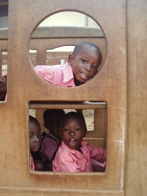 jungs-im-klettergeruest