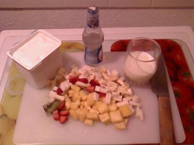 Milch, Quark, geschnittenes Obst und Süßstoff warten darauf, vereint zu werden