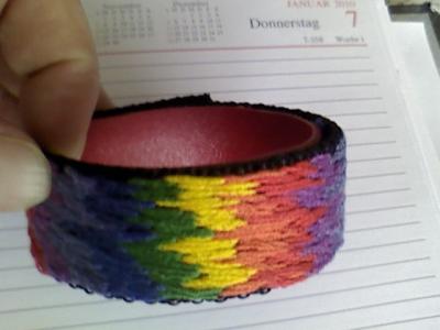 Armband mit dem Lederfutter in rot sichtbar Armband mit dem Lederfutter in rot sichtbar