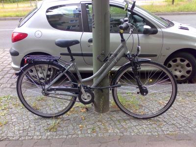 ein Fahrrad steht an einer Laterne, fest abgeschlossen ein Fahrrad steht an einer Laterne, fest abgeschlossen