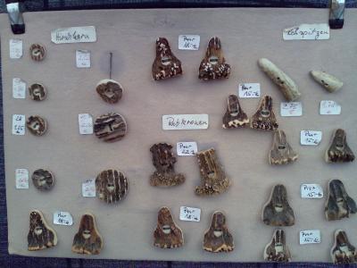 Hornknöpfe paarweise an einer Karte genäht