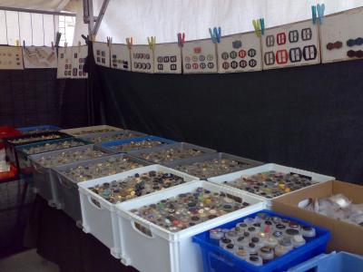 Knöpfe hängen an Karten über andere, die am Tisch liegen Knöpfe hängen an Karten über andere, die am Tisch liegen