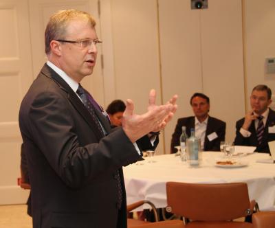 Herr-Dr-Martin-Stark-von-Freudenberg-begruesst