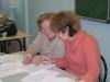Tatjana und Svetlana bei der Korrektur unserer RU-Klausuren