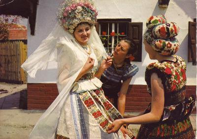 Mezökövesd. Népviselet
<br />
		Volkstracht – Peasant costume
<br />

<br />
Foto: Tulok Ferenc
<br />
©Képzömüvészeti Alap Kiadovàllalata, Budapest
<br />
