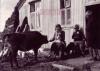 Postkartenabo.ch | Freundschaft darf nicht gratis sein<br />
A woman playing the violin outside a farmhouse around 1920<br />
VERTRAULICHE RAUBKOPIE | Photo © by Magnus Olafsson, Lesstofan.is