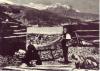 Giovanni Segantini (1858 - 1899) beim Malen des Bildes «Das Pflügen» in Savognin um 1887 Links seine Lebensgefährtin Bice <br />
Verlag Montabella, CH-7500 St. Moritz