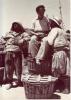 La Grece des Annees '50<br />
en attendant le prochain bateau (PHOTO: Harissiadis)<br />
Fistiki Rue Panagi Irioti 16, Aegine, Grece, Tle. (01) 8981884 - 8227520<br />
Printed in Greece, Copyright 1992