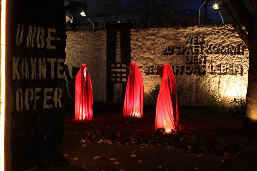 festival-of-lights-berliner-mauer-parlament-der-baeume-ben-wagin-kunst-timeguards-manfred-kielnhofer