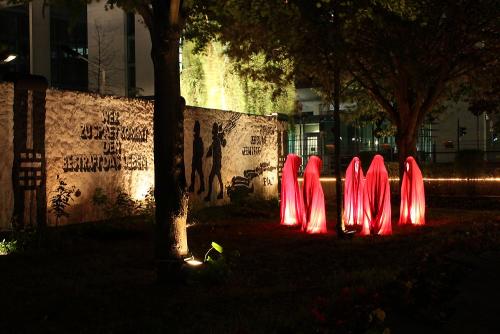 festival-of-lights-berliner-mauer-parlament-der-baeume-ben-wagin-timeguards-manfred-kielnhofer