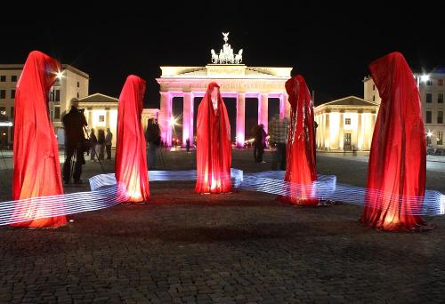 festival-of-lights-brandenburger-tor-berlin-germany-timeguards-waechter-der-zeit-tourt-manfred-kielnhofer