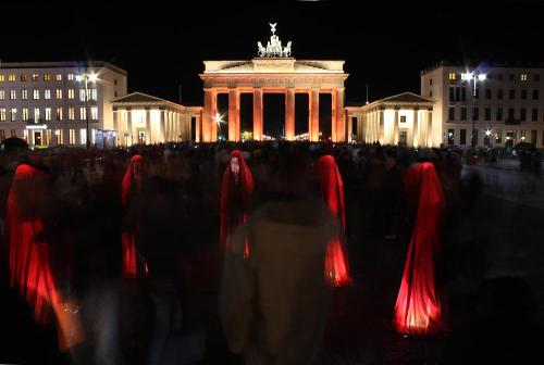 festival-of-lights-brandenburger-tor-berlin-timeguards-waechter-der-zeit-tourt-kili-manfred-kielnhofer