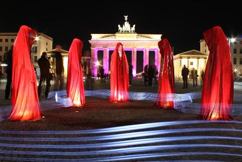 festival-of-lights-brandenburger-tor-berlin-timeguards-waechter-der-zeit-tourt-manfred-kielnhofer-light-painting