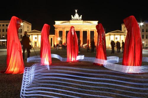 festival-of-lights-brandenburger-tor-berlin-timeguards-waechter-der-zeit-tourt-manfred-kielnhofer