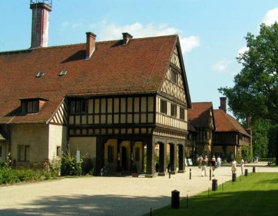 771px-Cecilienhof_outside