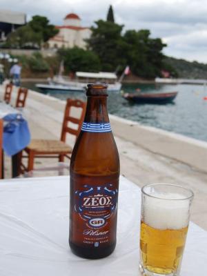 Ein Kuehles Zeos-Bier in Archea Epidaurus direkt am Hafen - NEAR TO PARADISE