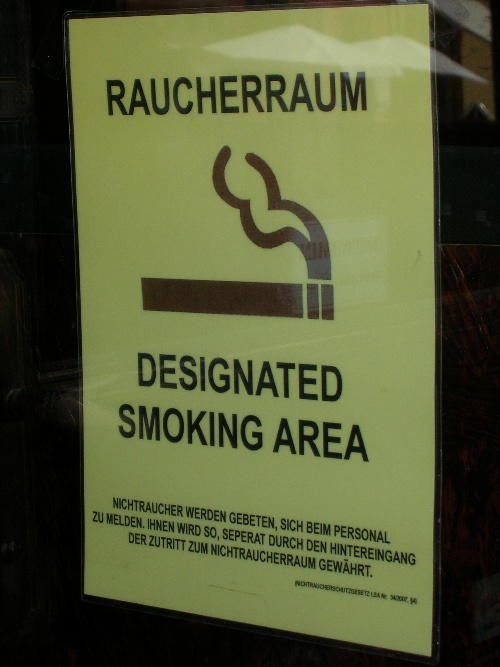 Raucherraum - designated smoking area
<br />
Nichtraucher werden gebeten, sich beim Personal zu melden. Ihnen wird so, separat der Zutritt zum Nichtraucherraum gewährt.