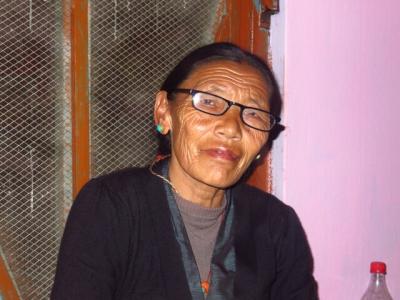 Eine glückliche Tibeterin, weil sie jetzt wieder besser sehen kann mit der Lesebrille