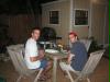 BBQ in unserem Hinterhof. Mitbewohner Jens(li.) und Humberto aus Mexiko