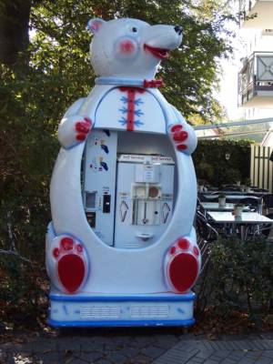 Eisspendender *Roboter* in Fischland-Darss-Zingst in der Nähe von Graal-Müritz und Ribnitz-Dammgarten (diese Namen!), Herbstnachmittag.