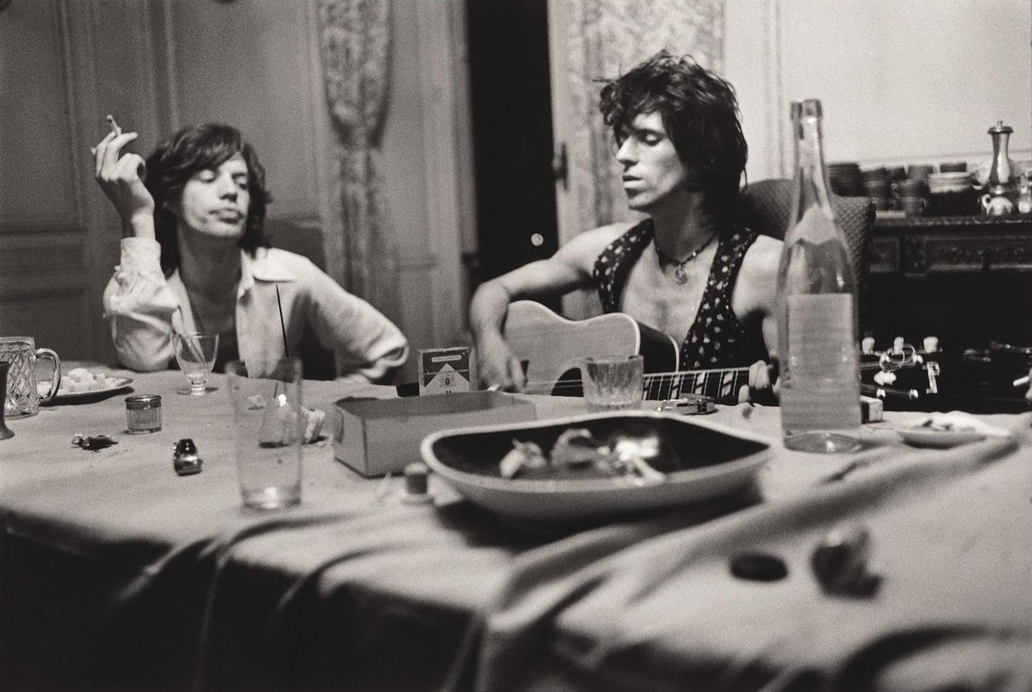 Keith Richards unterhält den gelangweilten Mick Jagger.