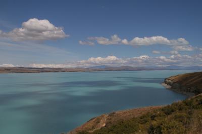 Lake Pukaki, tuerkis auf Grund des vom Gletscherwasser eingeschwemmten Steinmehls